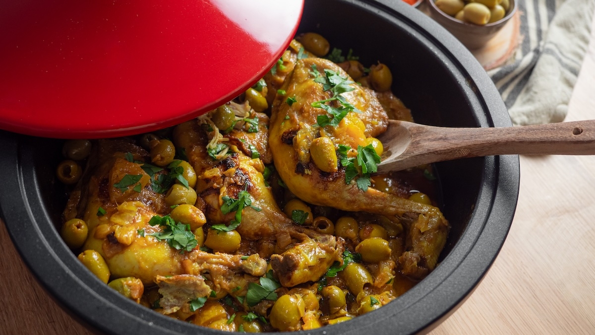 Faites-vous plaisir avec les parfums gourmands de ce tajine de poulet aux olives et citrons confits !