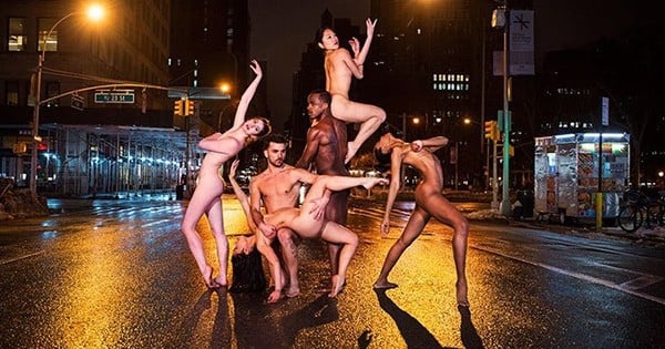 Un photographe immortalise la grâce des danseurs en tenue d'Adam et Ève dans l'obscurité des plus grandes villes du monde