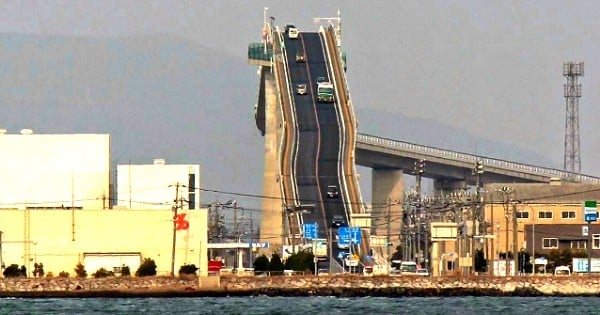 Oui oui, ce pont extraordinaire existe pour de vrai ! J'aimerai pas devoir y passer tous les matins...