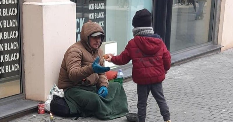 À Amiens, ce petit garçon de cinq ans offre des viennoiseries aux sans-abri tous les samedi