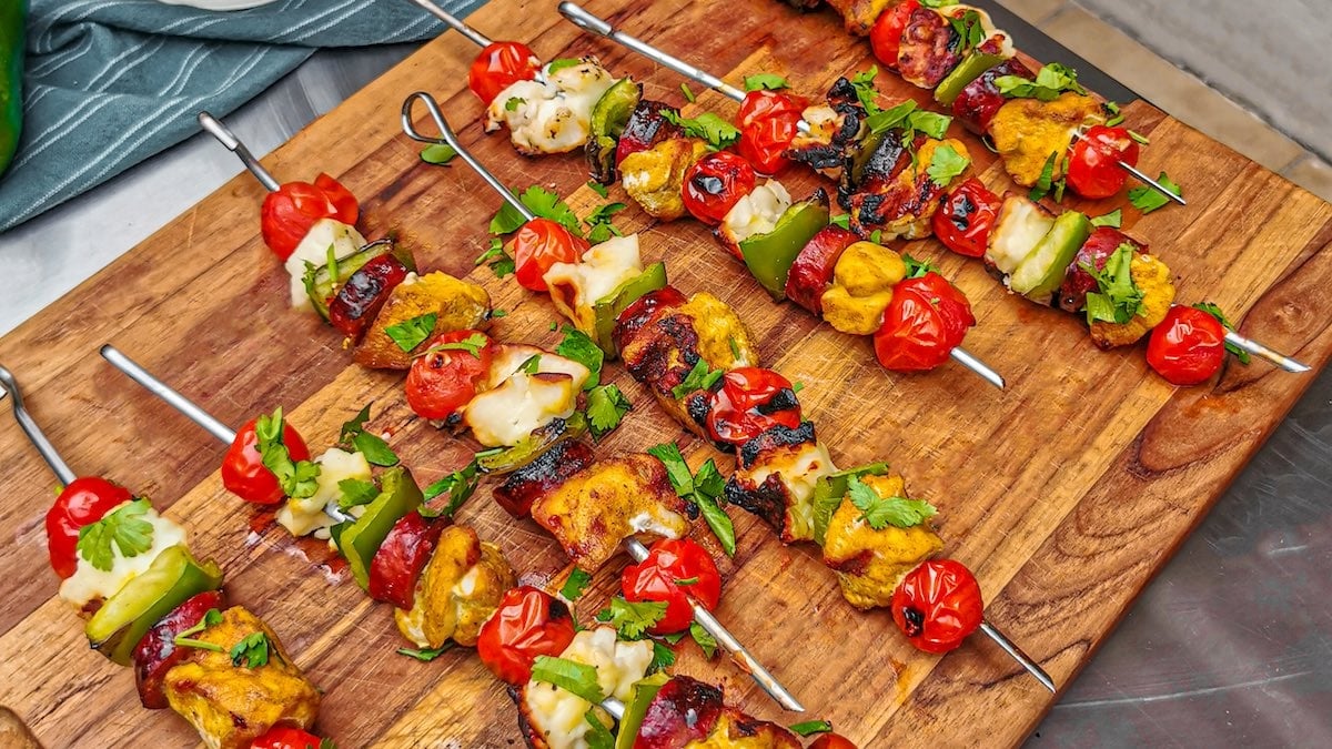 Cet été, faites-vous plaisir avec des brochettes gourmandes au poulet, chorizo et halloumi !