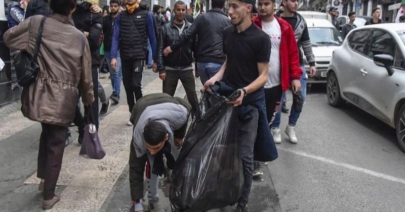 Algérie : des manifestants nettoient les rues après la dispersion des cortèges