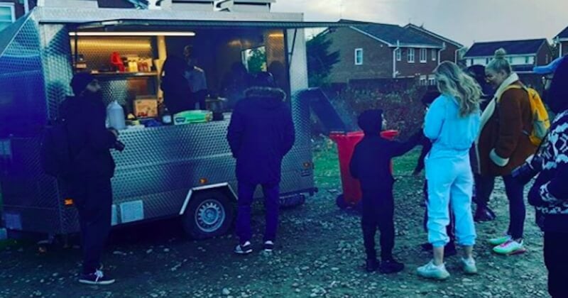 Angleterre : son food truck est incen­dié par un raciste, les habitants de son quartier lui en offrent un nouveau