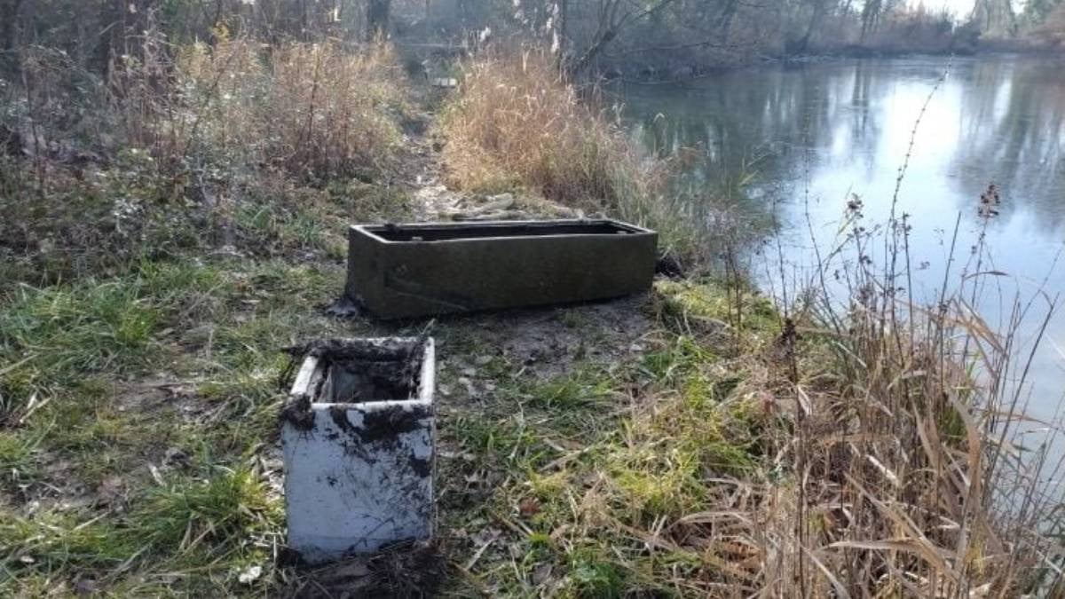 Ils jettent deux coffres dans la nature sans savoir qu'ils contiennent un trésor d'une valeur de... 6000 euros