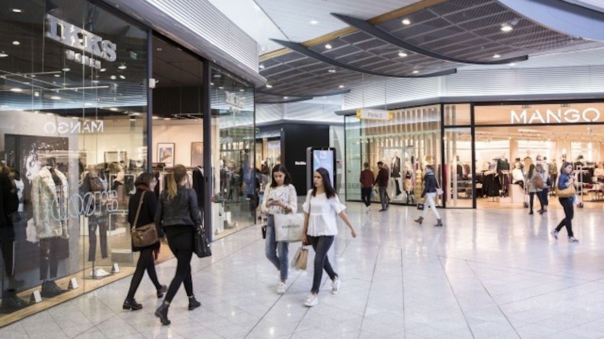 Des vêtements dans un magasin