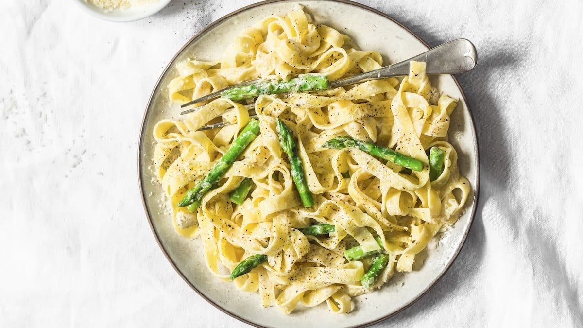 Vous avez 20 minutes ? Alors faites ces pâtes hyper gourmandes et crémeuses aux asperges !