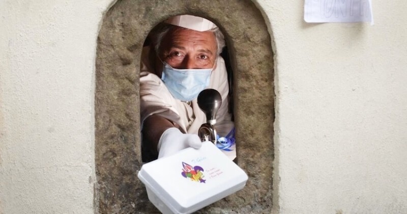 Florence : les commerçants utilisent des fenêtres du 17ème siècle pour servir les clients tout en se protégeant du coronavirus