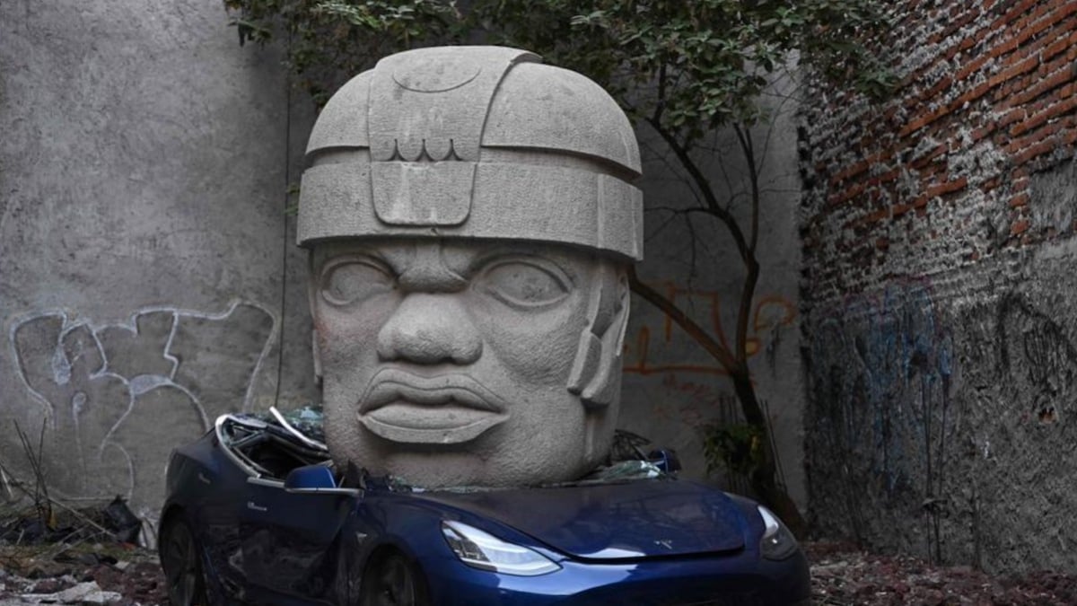Un artiste mexicain installe une sculpture géante en pleine rue pour se moquer d'un célèbre milliardaire 