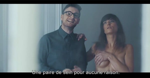 « Oh ! Une paire de seins sans aucune raison ! » : Paul Taylor, l'humoriste de la pastille « What The Fuck France » revient en force contre... le cinéma français, et c'est trop drôle !