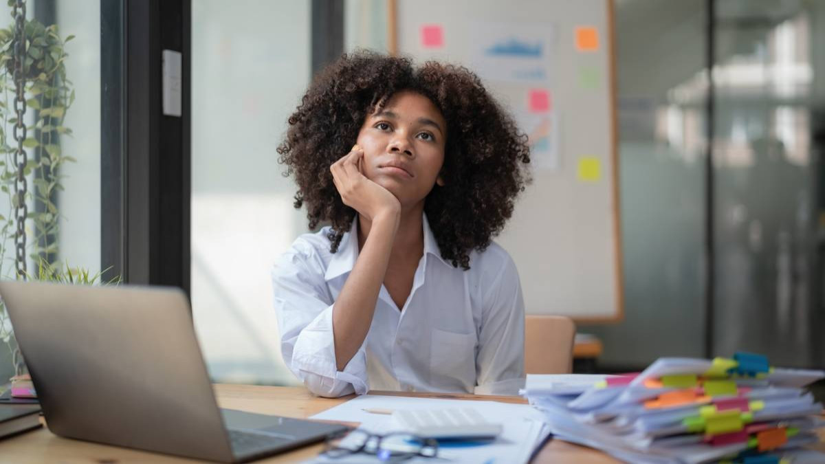 Jeune employée ennuyée au travail