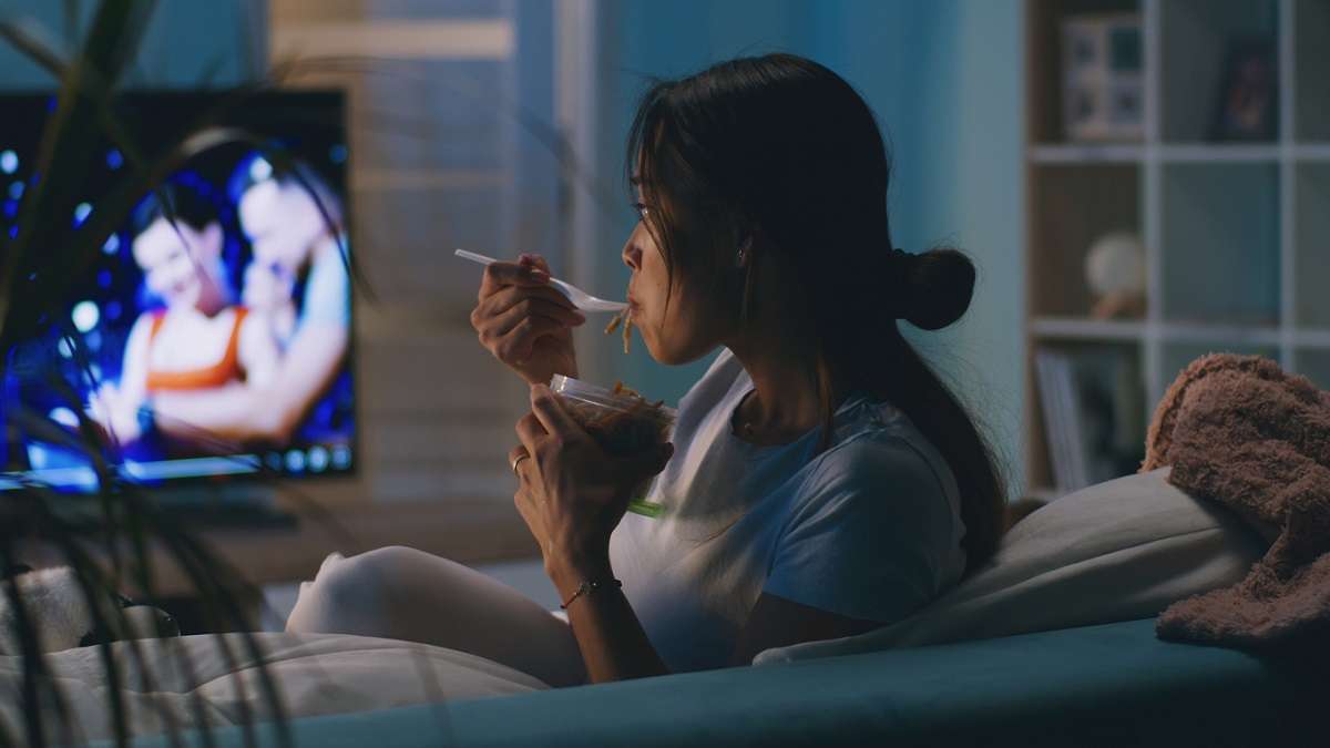 Voici pourquoi vous ne devriez surtout pas manger devant la télé