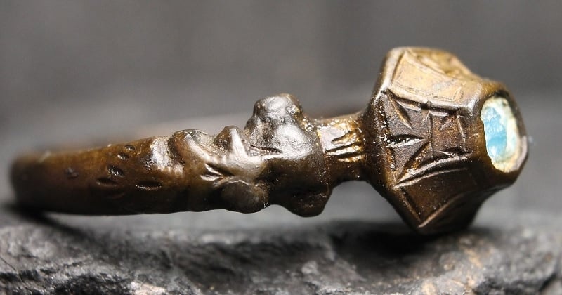 Des bijoux en or vieux de 3000 ans de l'époque de Néfertiti découverts dans des tombes de l'âge du bronze à Chypre