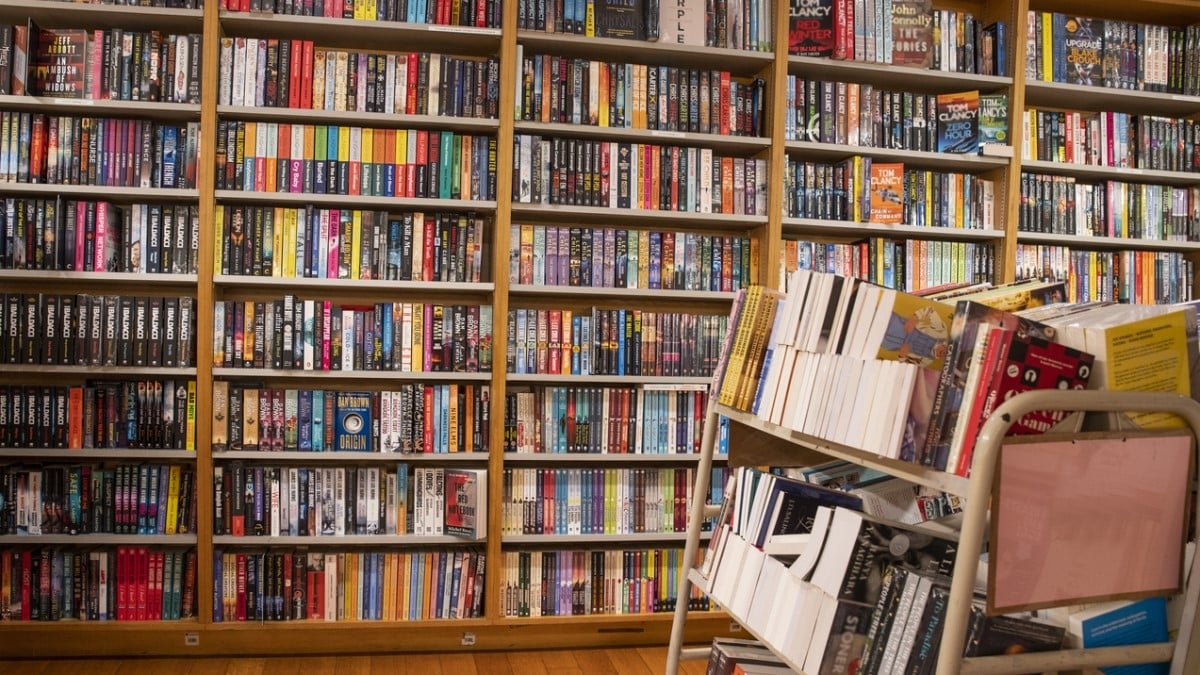 «C'est complètement honteux» : sa librairie fait faillite, il jette 60 tonnes de livres à la poubelle