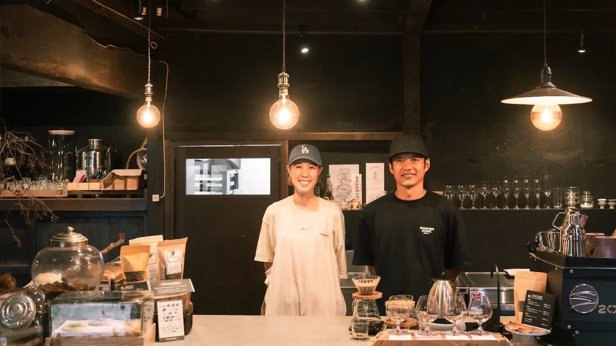 Après avoir voyagé dans le monde entier, elle change de vie et ouvre une boulangerie dans la campagne japonaise