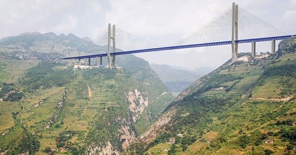 La Chine inaugure le pont le plus haut du monde... Une structure impressionnante qui vous donnera le vertige !