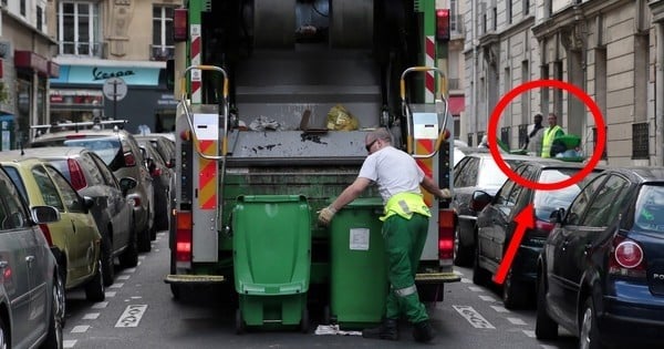 Ce petit garçon vient de rencontrer les éboueurs, et il n'en peut plus ! Trop mignon...