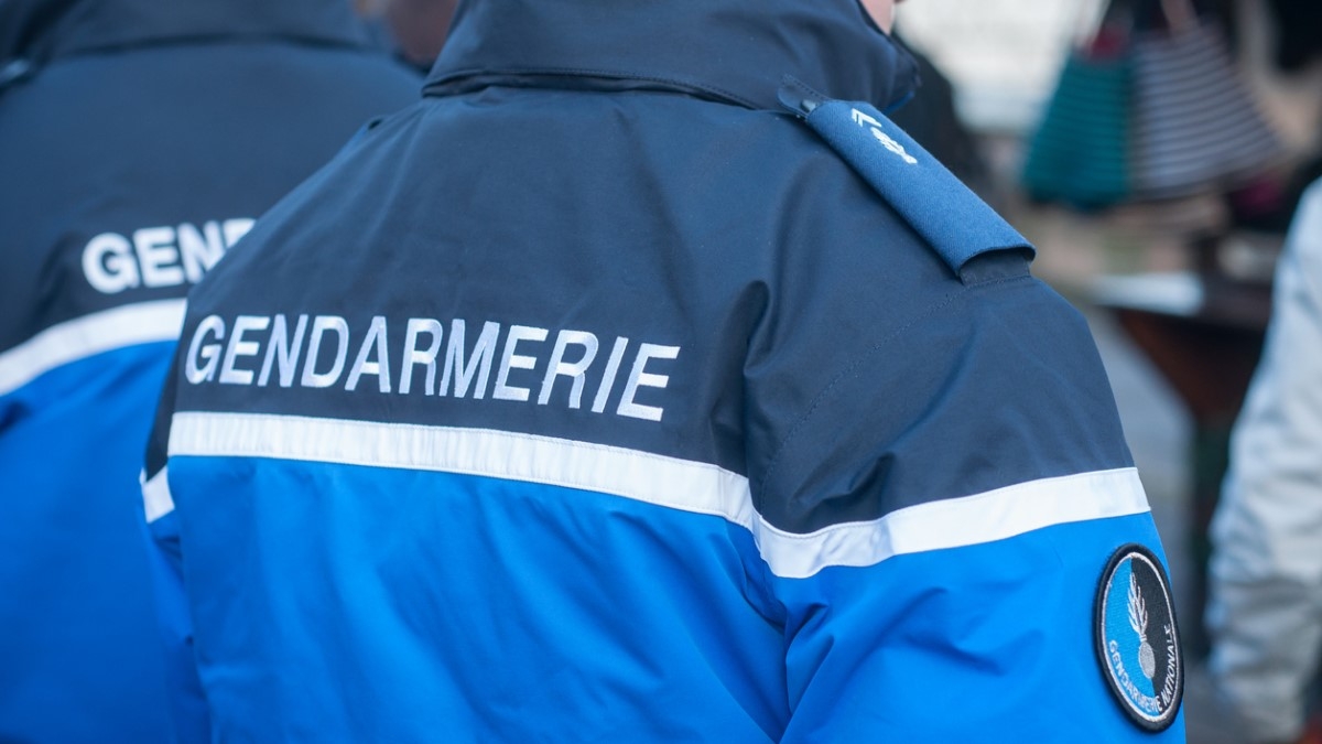 En pleine nuit, des gendarmes réveillent une patiente pour l'informer qu'elle va recevoir un coeur