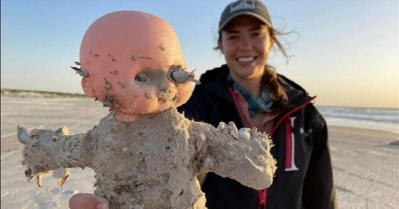 Ces dizaines de poupées retrouvées sur une plage vont vous glacer le sang