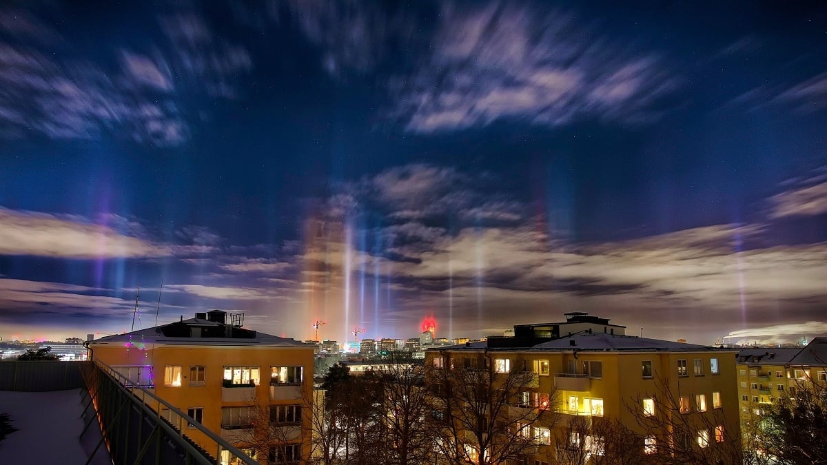 D'étranges piliers lumineux ont été aperçus dans le ciel à Stockholm, un phénomène rare et sublime