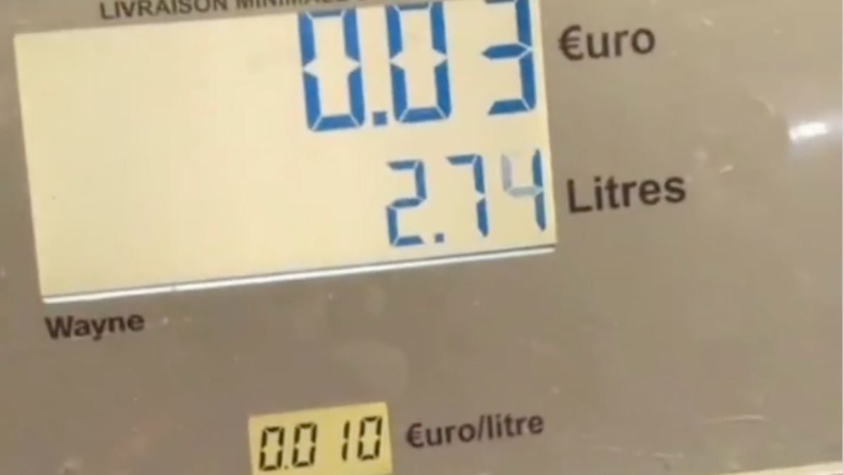 Image d'une station-service où le prix au litre est à.1 centime