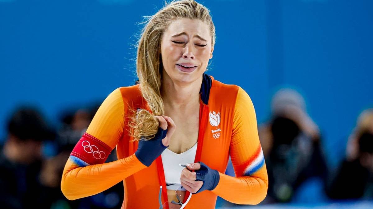 Jutta Leerdam dézipant sa combinaison aux JO 2026