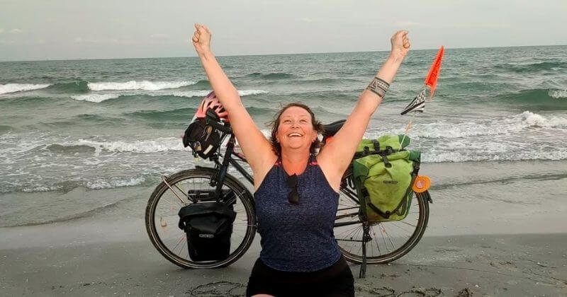 En rémission d'un cancer du sein, cette Nantaise de 34 ans réalise un tour d'Europe à vélo