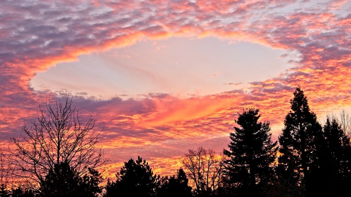 Quelle est l'origine de ces nuages circulaires observés dans le ciel ce lundi ?