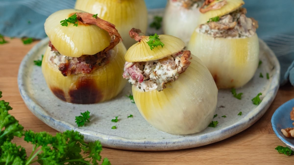 Laissez-vous emporter par la gourmandise de ces oignons farcis au fromage frais, noix et lardons, c'est un vrai délice !