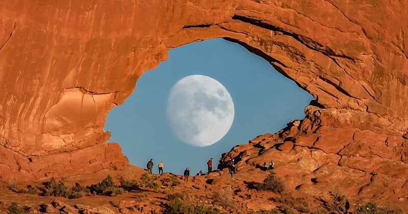 Cette photo magnifique de la lune à travers une formation rocheuse de l'Utah ressemble à un oeil