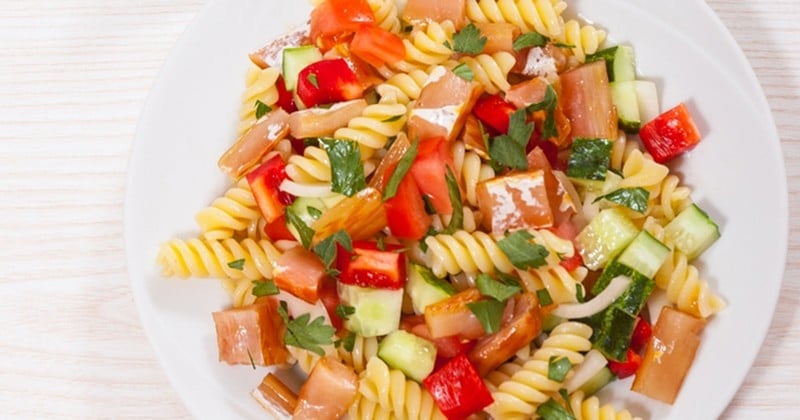 Gourmande et rafraîchissante, cette salade de pâtes au saumon est parfaite pour l'été