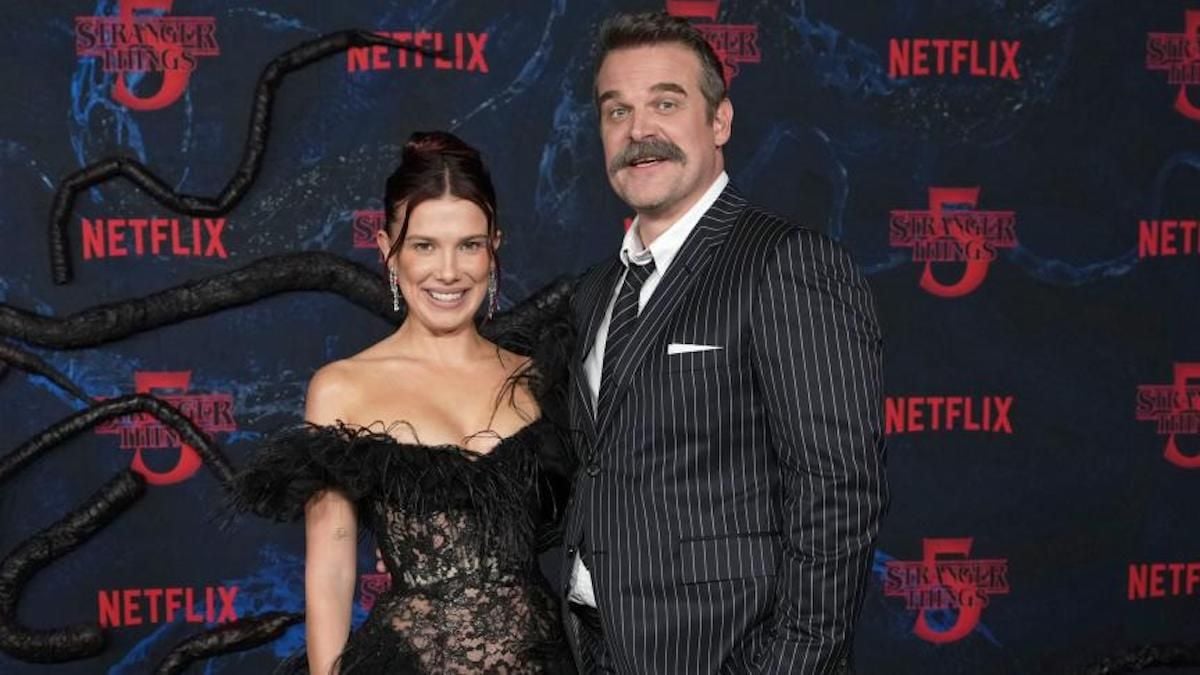 Stranger Things : malgré les accusations de harcèlement, Millie Bobby Brown apparaît très complice avec David Harbour