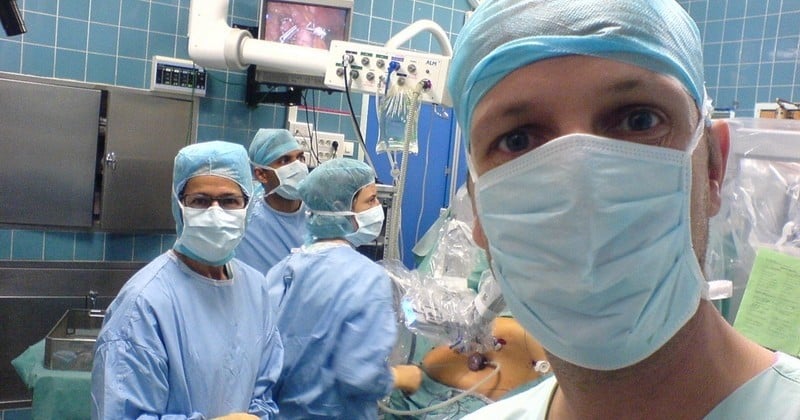 Des infirmières et des chirurgiens travaillant tout nus pour limiter la propagation de germes ? Une idée pas aussi folle qu'on pourrait le penser