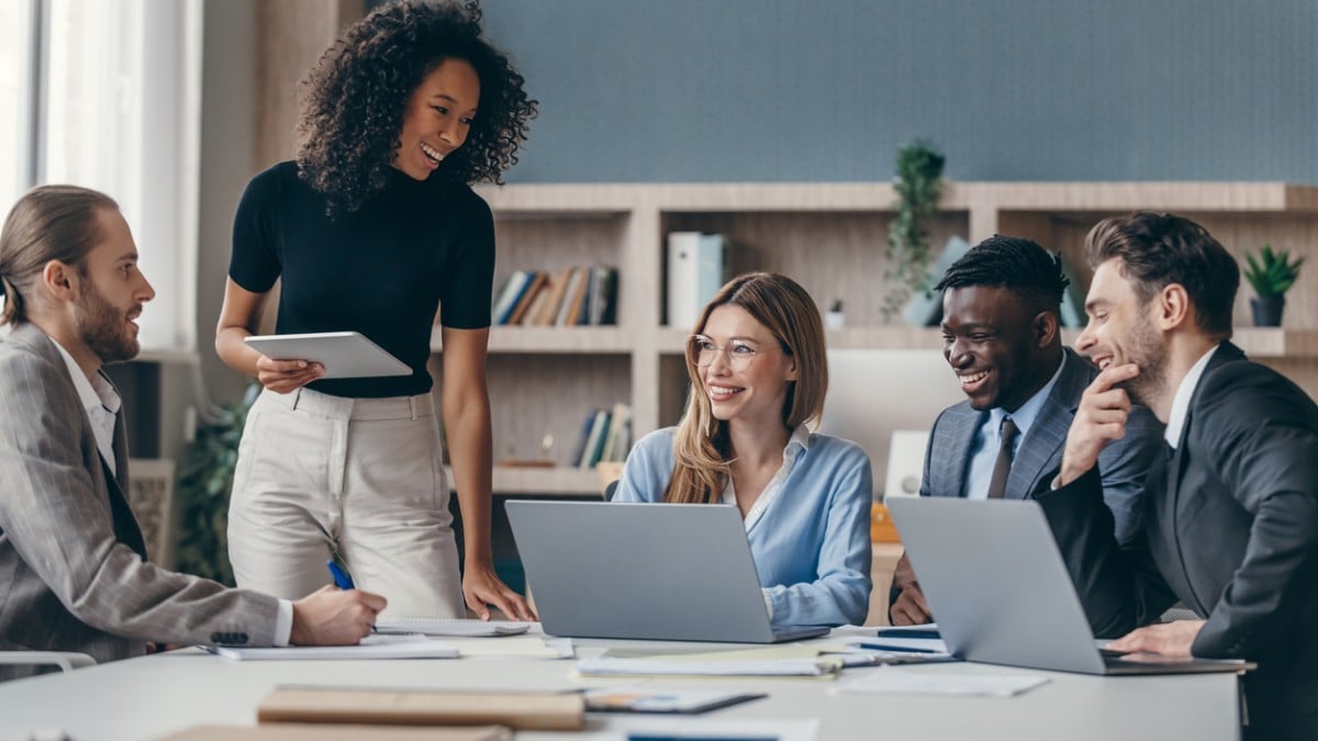 Des personnes souriantes au travail