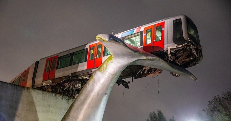 Un métro déraille et manque de tomber dans le vide, sauvé in extremis par une... statue de baleine