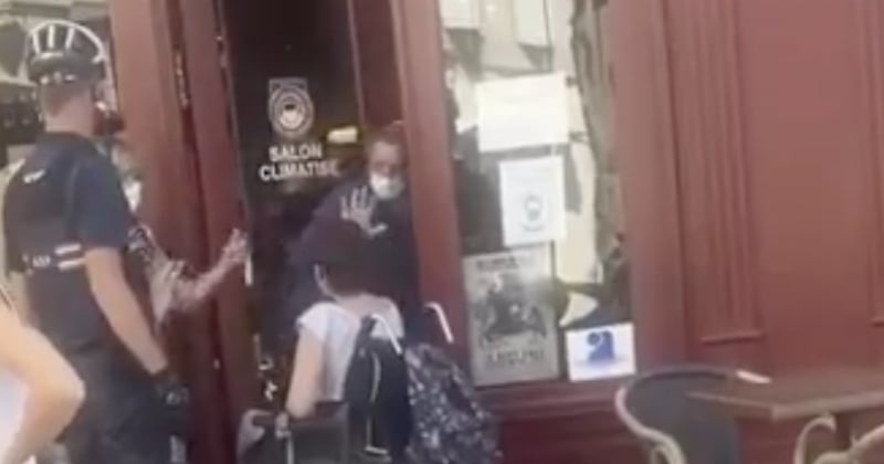 Le patron d'un salon de thé refuse l'entrée à une jeune femme handicapée