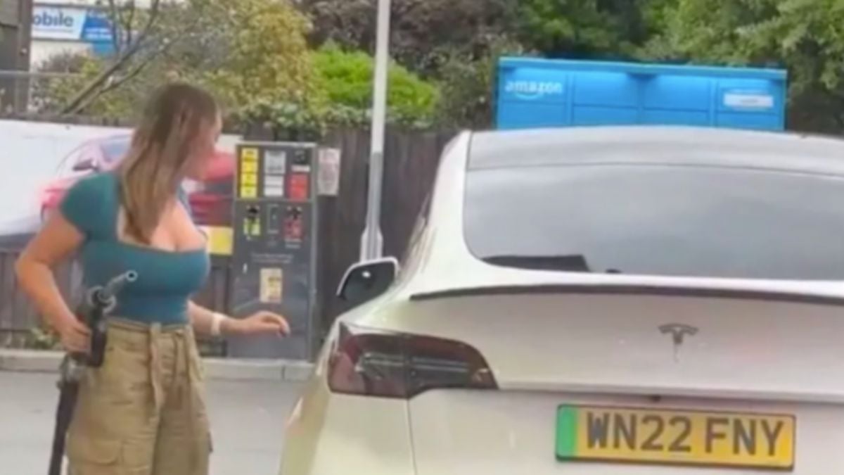 La vidéo d'une femme, essayant de mettre de l'essence dans une... voiture électrique, fait le buzz et les internautes sont sans pitié