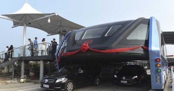 En Chine, le bus enjambeur de bouchons vient de réaliser son premier test grandeur nature. Découvrez les premières images !