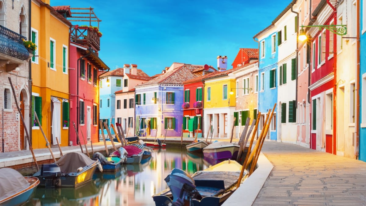 À moins de 2 heures de Paris, ne manquez pas l'île la plus colorée au monde