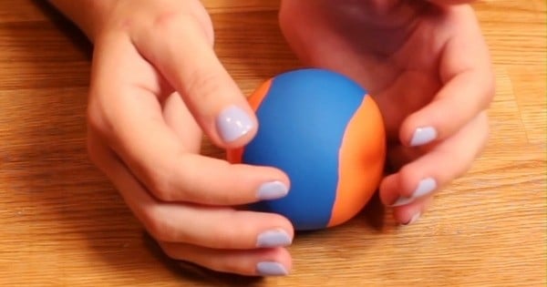 Avec ces nouvelles boules anti-stress accrochées sous votre bureau