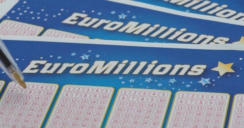 Elle gagne 12 millions d'euros après avoir trouvé un billet d'Euromillions dans la rue 