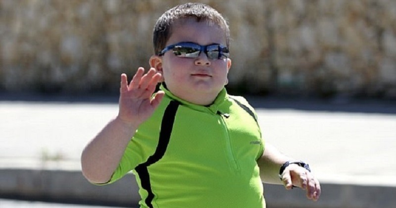 Atteint d'une maladie rare qui le rend obèse, cet enfant de 8 ans fait des triathlons pour se donner une chance de vivre plus longtemps