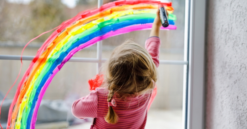 Des prénoms de bébé inspirés par les couleurs de l'arc-en-ciel