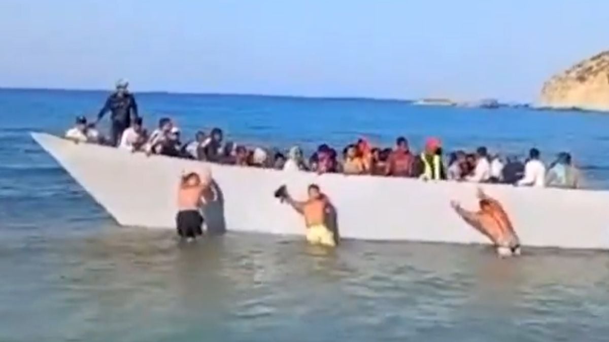 Des baigneurs repoussent un bateau de migrants qui tentent de débarquer sur une plage en Grèce, la vidéo devient virale