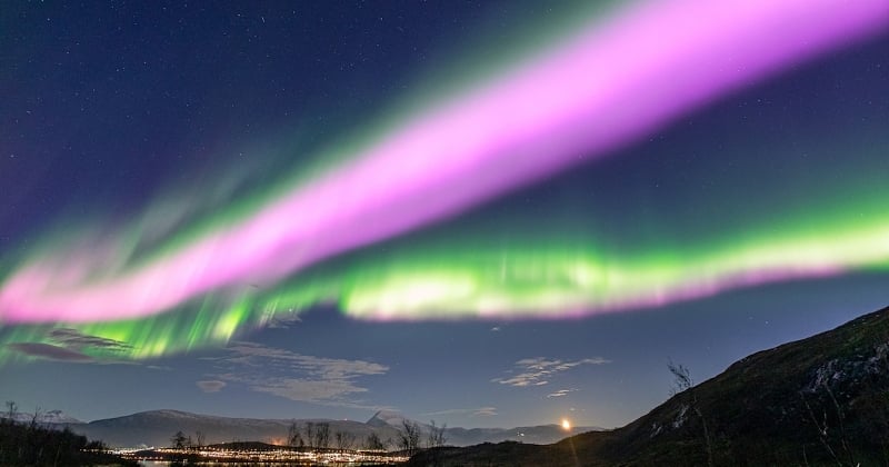 En Norvège, une tempête solaire a provoqué d'incroyables aurores boréales rose fluo dans le ciel