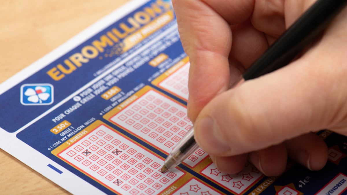 Un joueur coche sa grille &agrave; l'EuroMillions