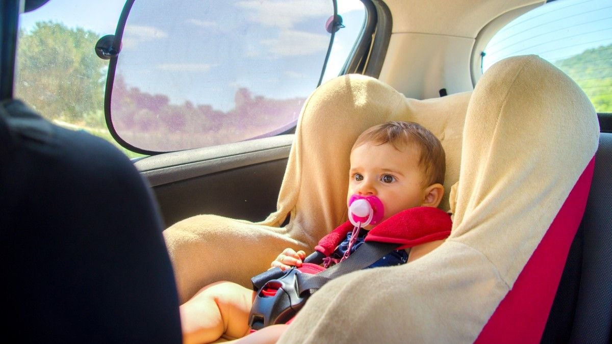Un bébé dans une voiture