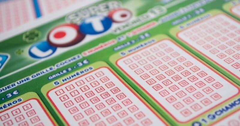 Il joue au loto en secret et le cache à sa femme, mais finit par lui avouer après avoir gagné 3 millions d'euros