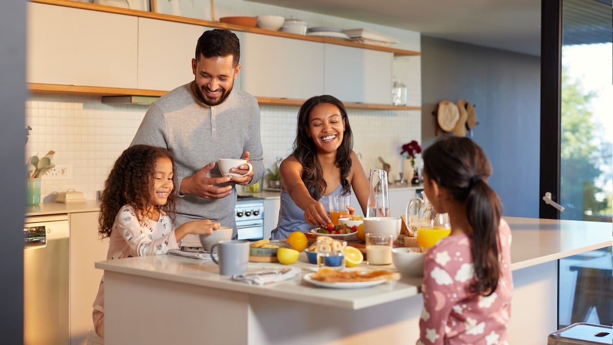 Petit-déjeuner : pourquoi les Français le jugent essentiel mais 1 personne sur 3 continue de le sauter ?