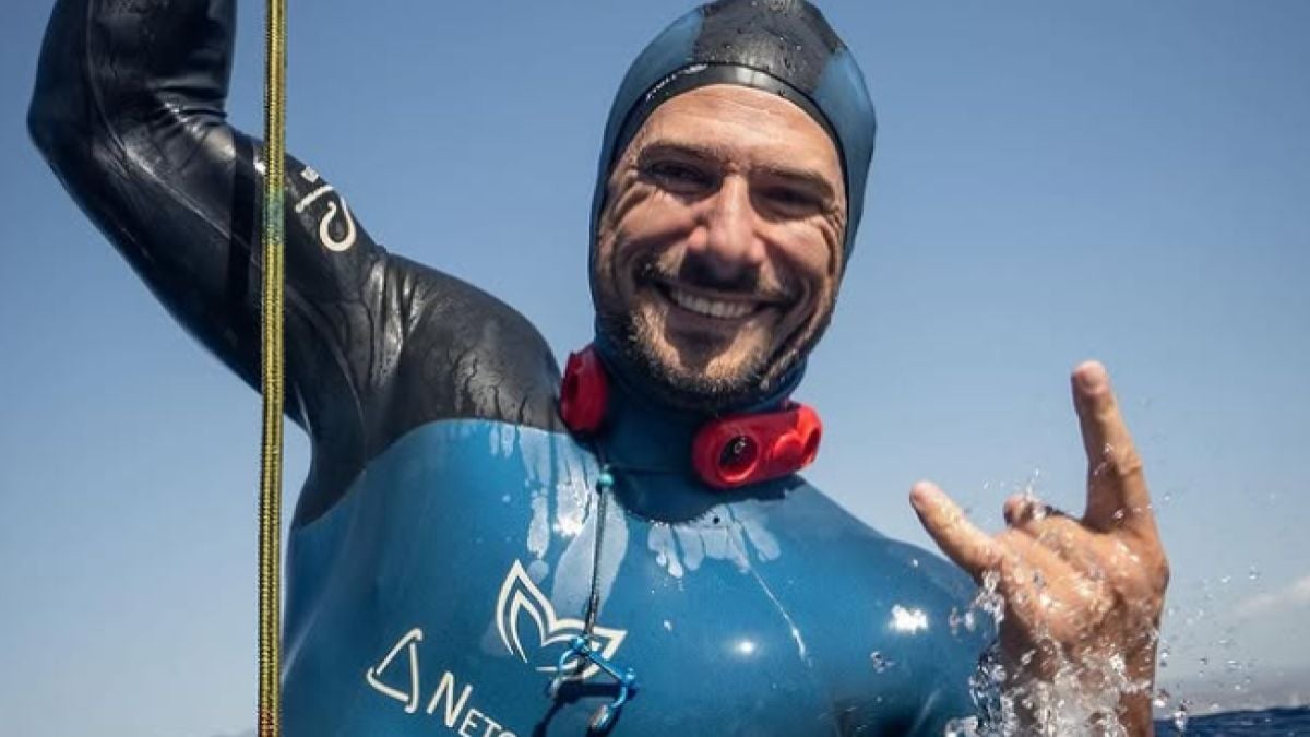 Il reste 30 minutes sous l'eau en apnée et pulvérise le record du monde