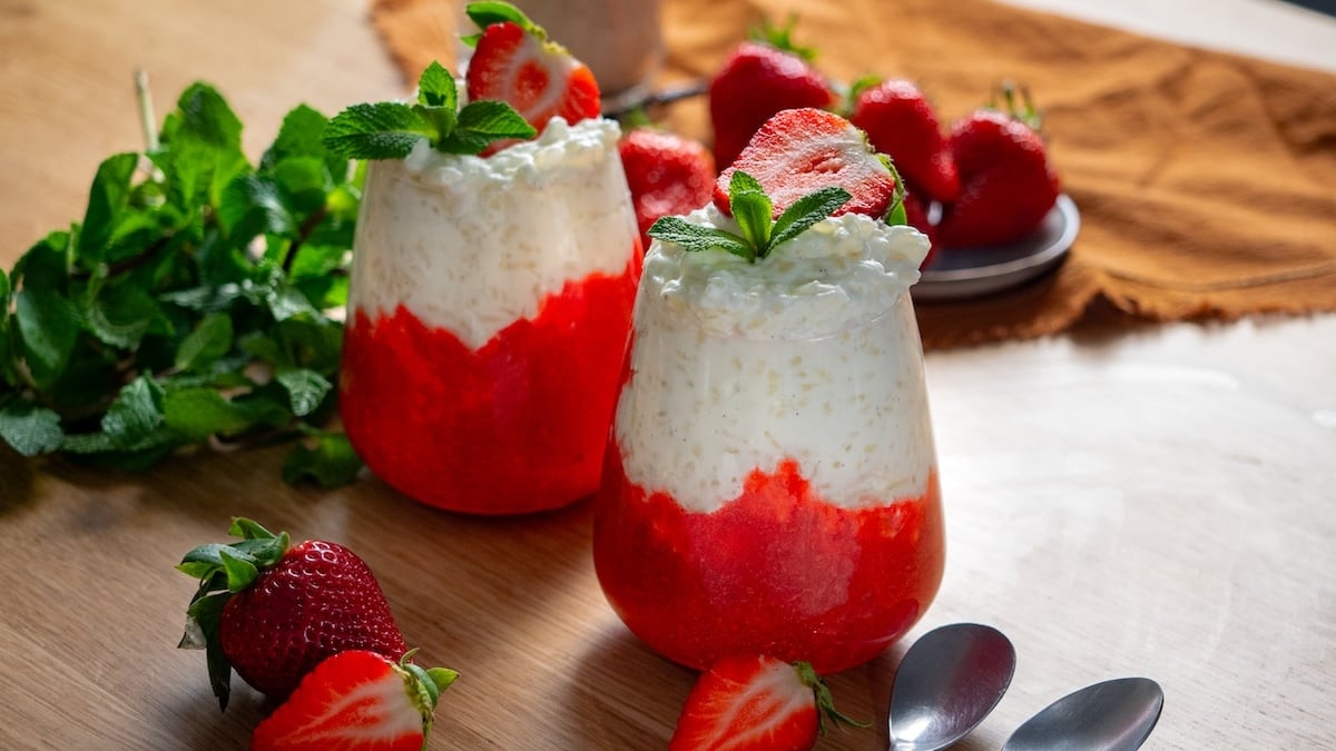 Ce riz au lait crémeux à la fraise est totalement addictif et la recette est super simple !